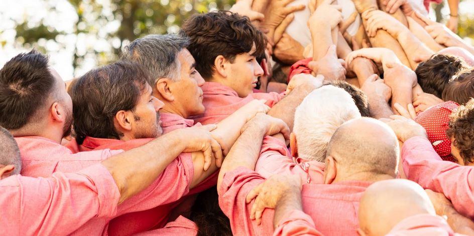 Castellers at the banner by Lars after Mondiacult 2025